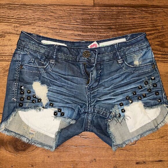 Hot Kiss l  CiCi Short l Decorative Studded l Distressed l Low-rise l Size 0 - Picture 1 of 10